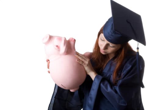 graduate trying to get more money out of a piggy bank/ aplazamiento prestamos estudiantiles
